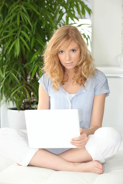 Genç kadın internette sörf — Stok fotoğraf