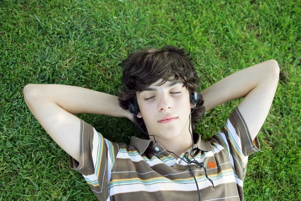 Adolescente deitado na grama — Fotografia de Stock