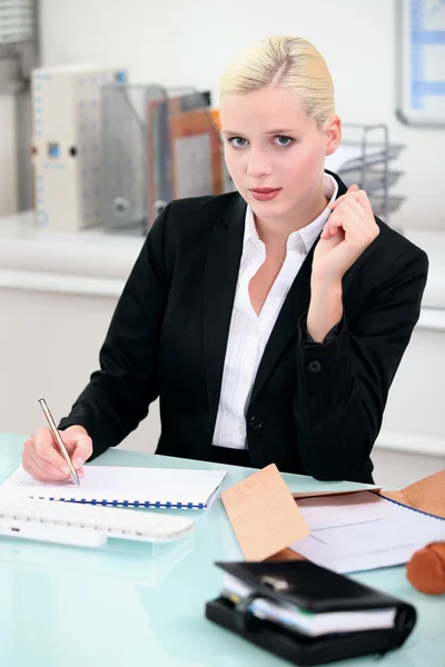 Blond affärskvinna skriver en rapport — Stockfoto