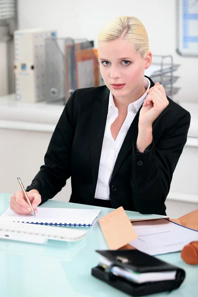 Blonde Geschäftsfrau schreibt einen Bericht — Stockfoto