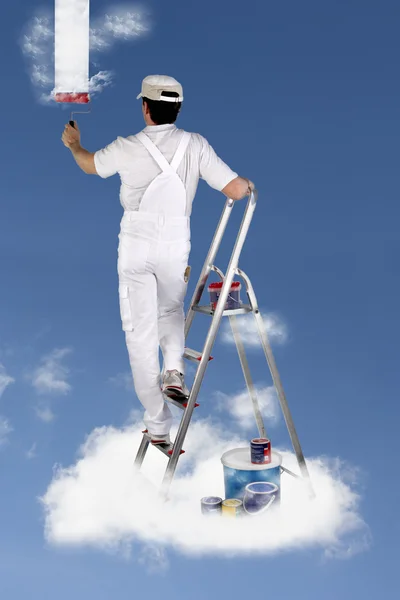 Weiße, flauschige Wolke gegen blauen Himmel — Stockfoto