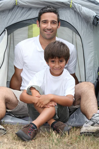 Far och son camping tillsammans — Stockfoto