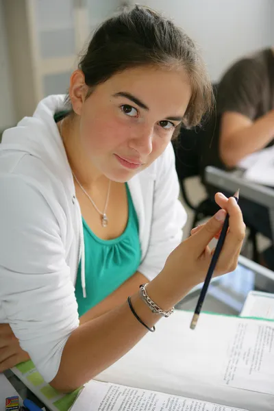 十几岁的女孩在一次考试中写作 — 图库照片