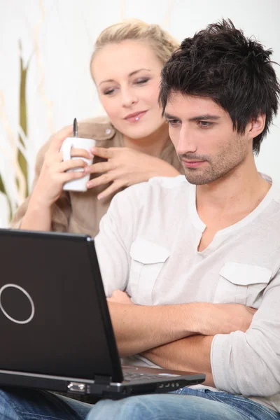男と女はノートパソコンを見て — ストック写真