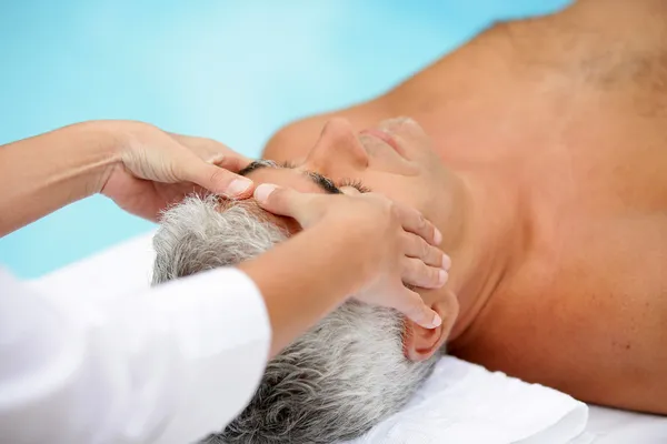 Um homem a receber uma massagem — Fotografia de Stock