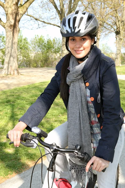 Χαμογελαστή γυναίκα έχοντας μια βόλτα με ποδήλατο — Φωτογραφία Αρχείου