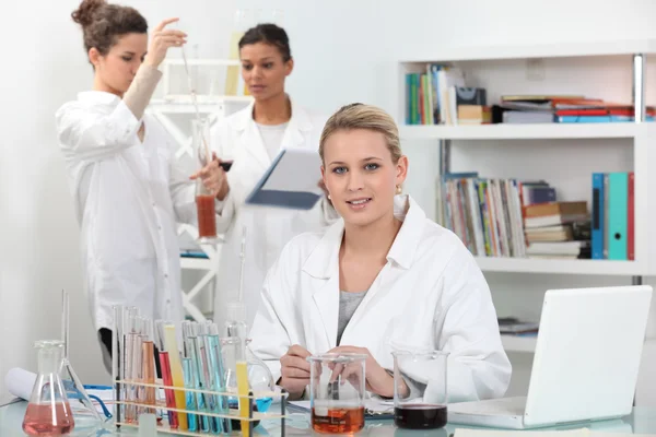 A group of scientists carrying out experiments — Stock Photo, Image