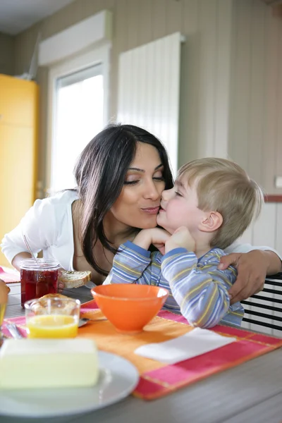 台所の母親と息子 — ストック写真