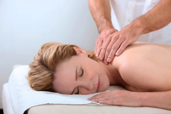 Mulher fazendo uma massagem — Fotografia de Stock