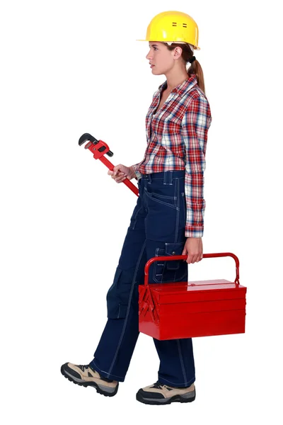 Mulher com uma caixa de ferramentas e chave inglesa — Fotografia de Stock