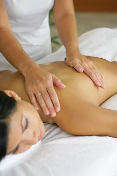 Bir spa merkezinde masaj olan kadın — Stok fotoğraf