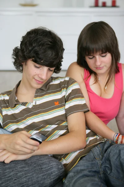 Teenage couple hanging out at home — Stock Photo, Image