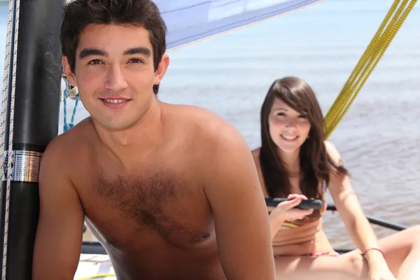 Junges Paar auf einem Boot — Stockfoto