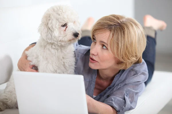 Γυναίκα με σκύλο και φορητό υπολογιστή — Φωτογραφία Αρχείου