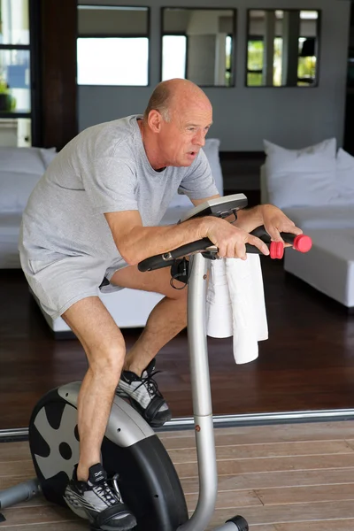 Senioren trainieren zu Hause — Stockfoto