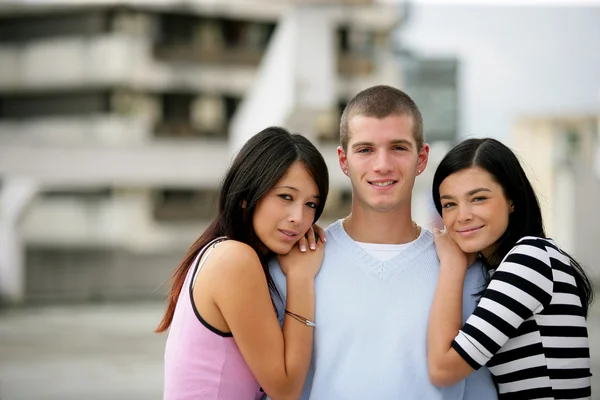 Ein Teenager, der von Mädchen umgeben ist — Stockfoto