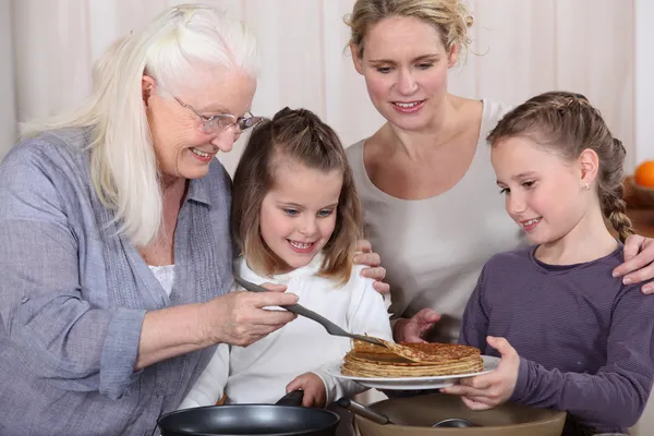 Három generáció élvezi palacsinta — Stock Fotó
