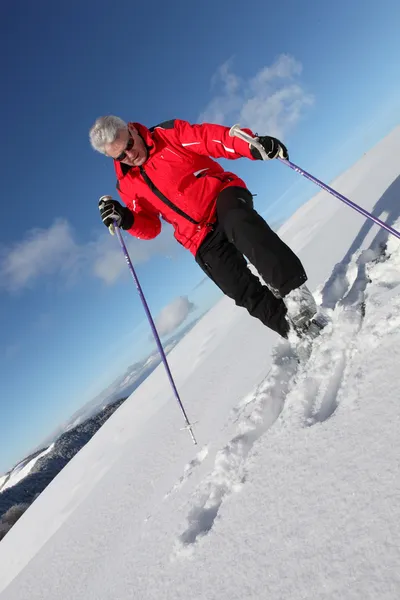 Reifer Mann beim Skifahren — Stockfoto