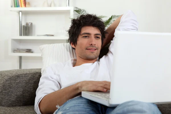 Ein Mann beim Computerspielen in der Lounge — Stockfoto