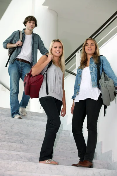 Studenten im Treppenhaus — Stockfoto