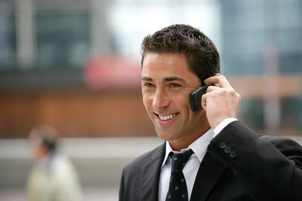 Joven hombre de negocios haciendo una llamada fuera — Foto de Stock
