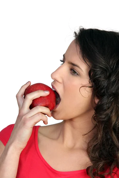 Joven morena mordiendo manzana —  Fotos de Stock
