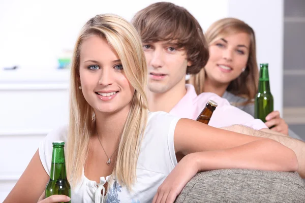 Tre tonåringar dricker öl — Stockfoto