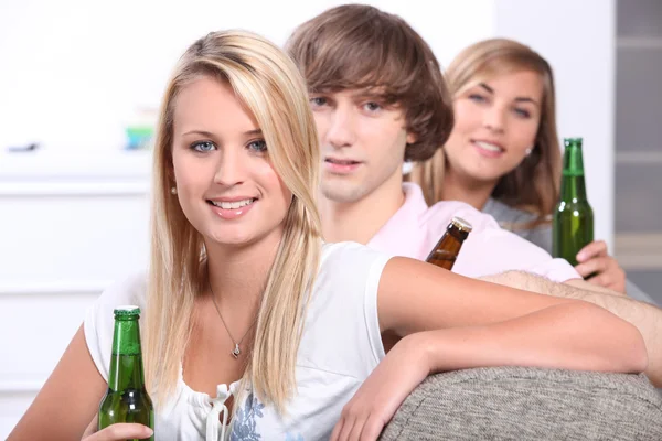 Drie tieners drinken bier — Stockfoto