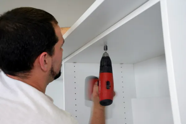 Handyman building cabinet — Stock Photo, Image
