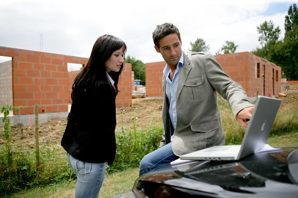 Couple discussing their plans for their new house — Stock Photo, Image