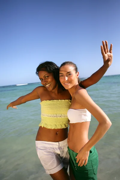 两位女性朋友在海边 — 图库照片