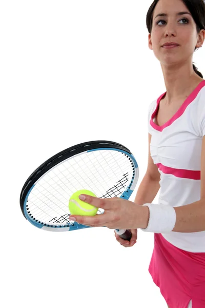 Mulher servindo no tênis — Fotografia de Stock