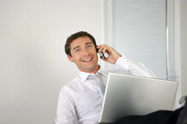 Geschäftsmann lacht am Telefon — Stockfoto