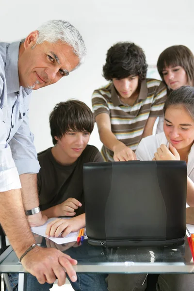Teacher and pupils in classroom — Stock Photo, Image