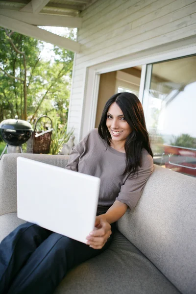 Mulher usando seu laptop ao ar livre — Fotografia de Stock