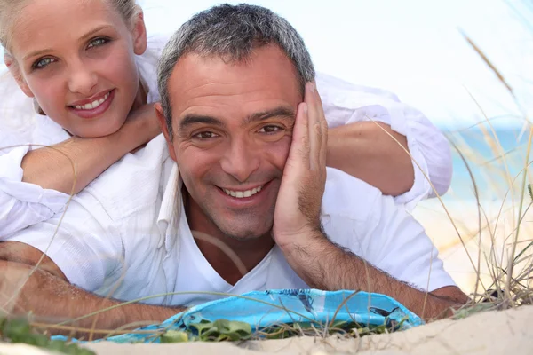 Couple posé sur la serviette à la plage — Photo