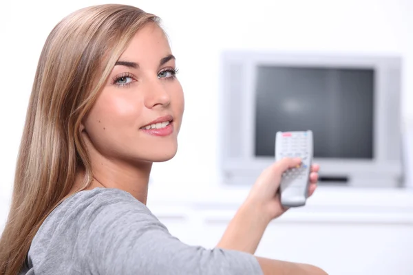 Adolescente viendo la televisión — Foto de Stock