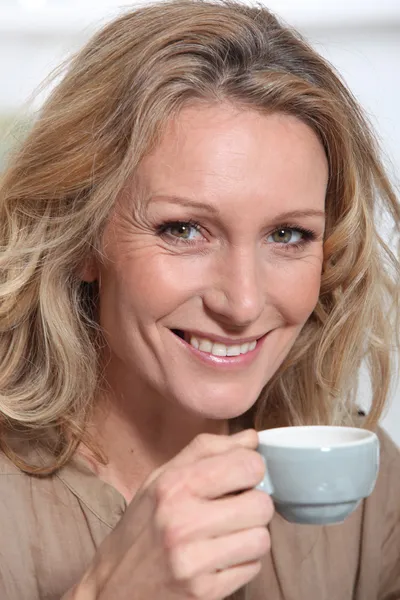 Dojrzała blond kobieta przy filiżance kawy — Zdjęcie stockowe
