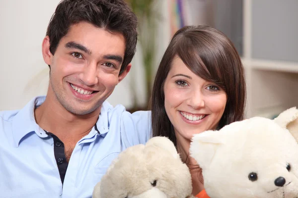 Paar Teenager mit Teddybären — Stockfoto