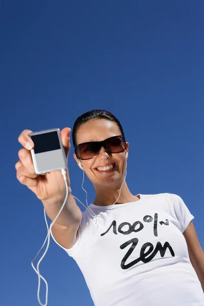 Женщина слушает музыку на открытом воздухе с mp3-плеером — стоковое фото
