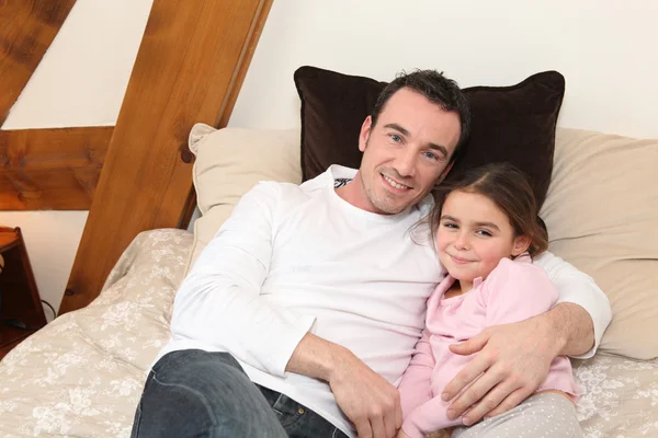 Vader en dochter hebben een knuffel — Stockfoto