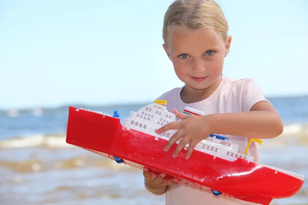 Flicka som leker med båt — Stockfoto