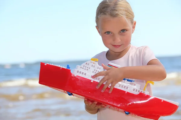 Girl playing with boat — Stock Photo, Image