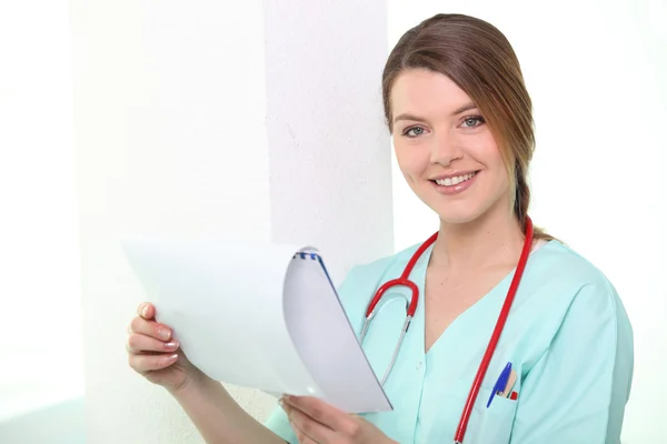 Sjuksköterskan tittar på kalendern leende — Stockfoto