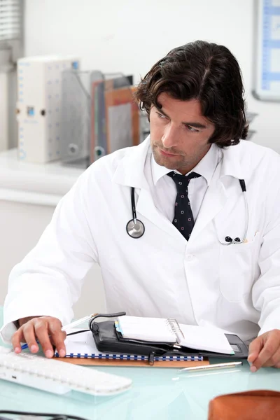 Portrait of a doctor at desk — Stock Photo, Image