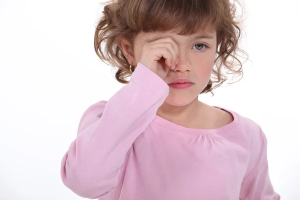 En liten flicka gråter. — Stockfoto