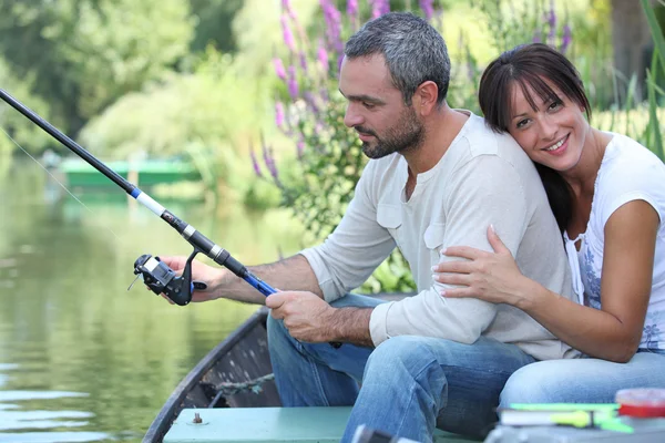 Casal pesca em um rio — Fotografia de Stock