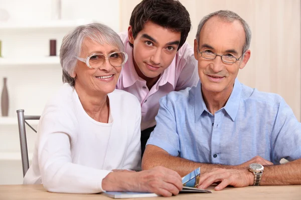 Sonson poserar med sina morföräldrar — Stockfoto