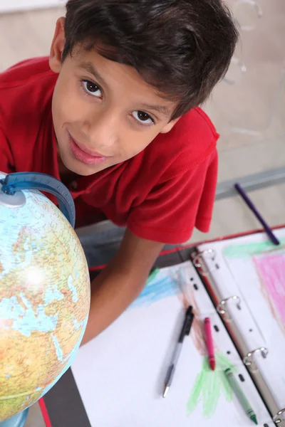 Boy drömmer om att gå runt om i världen — Stockfoto