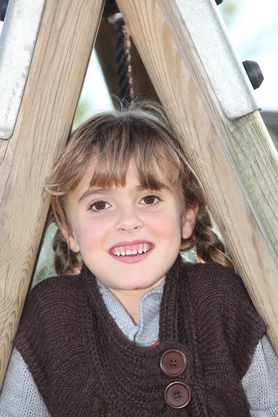 Portret mała dziewczynka na zewnątrz — Zdjęcie stockowe